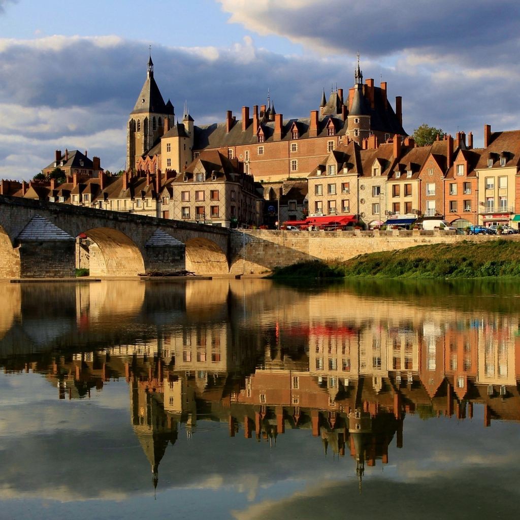 Большой дом отражается в реке у моста, Франция