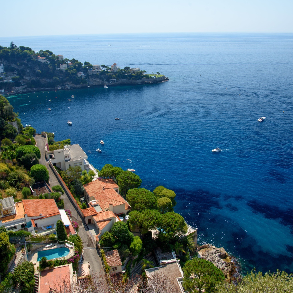 Вид на дома на холме у залива, Франция 