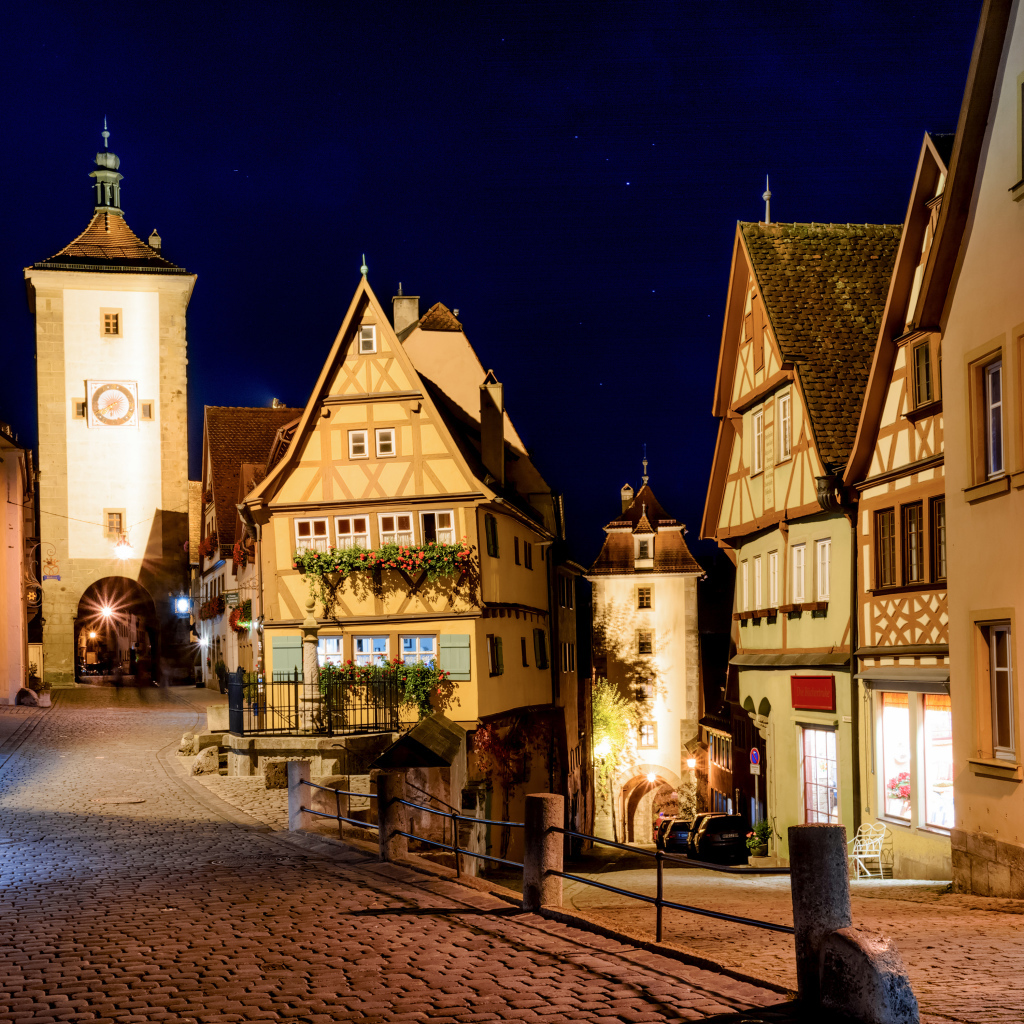 Красивые дома на ночной улице города Ротенбург, Германия 