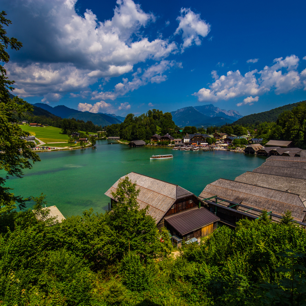 Дома на берегу озера под голубым небом, Германия