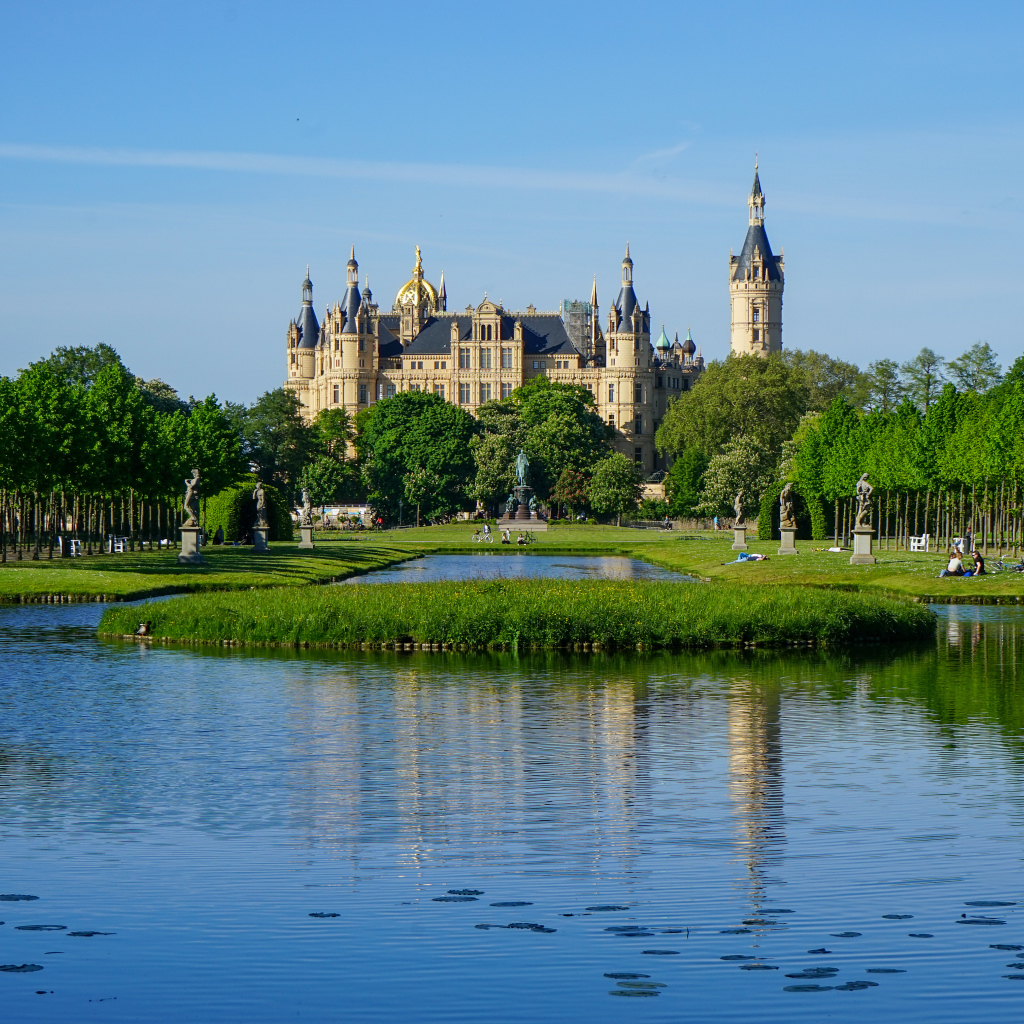 Вид на красивый Шверинский замок у пруда, Германия 