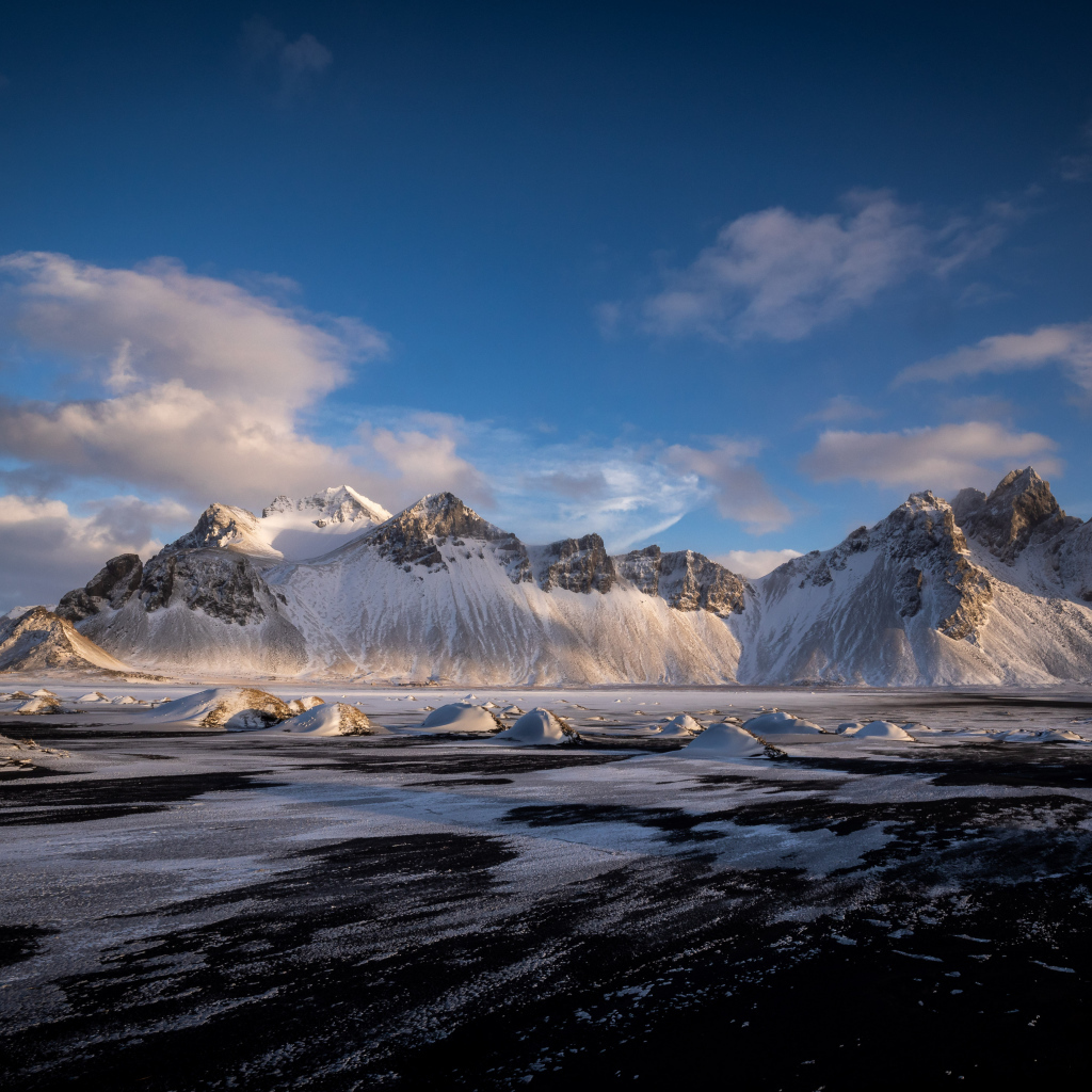 Заледеневшее озеро у заснеженных гор, Исландия