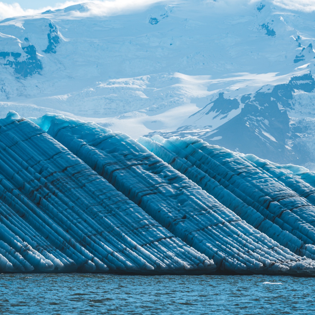 Большой голубой ледник и заснеженные горы Исландии