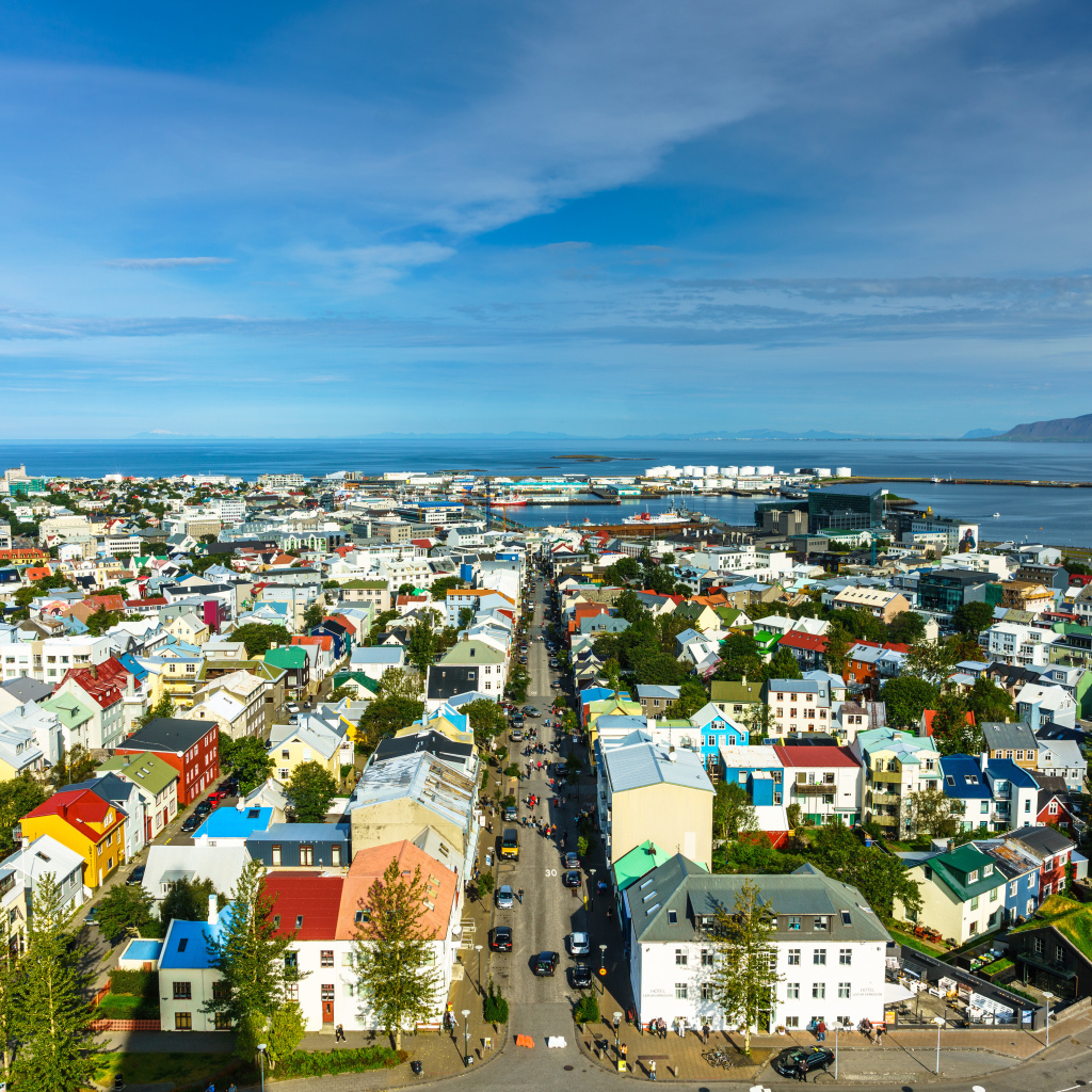 Вид на дома в городе под голубым небом, Исландия 