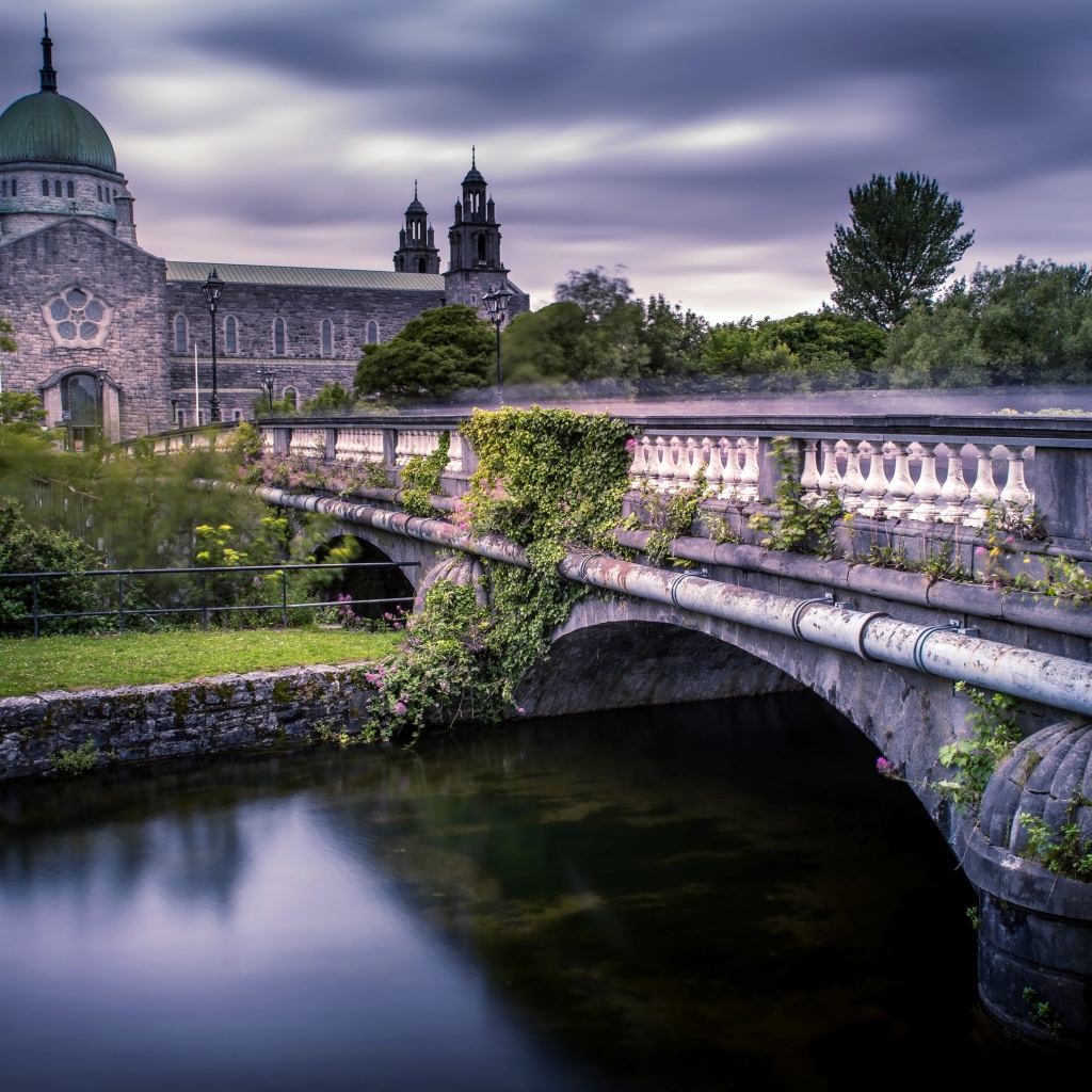 Старинный мост через реку ведет к собору, Ирландия