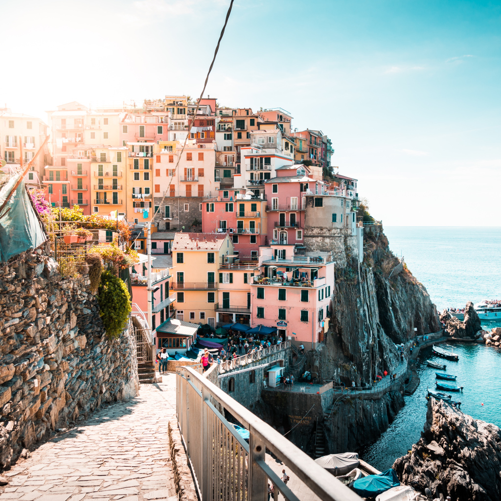 Дома в городе на скале у океана, Италия