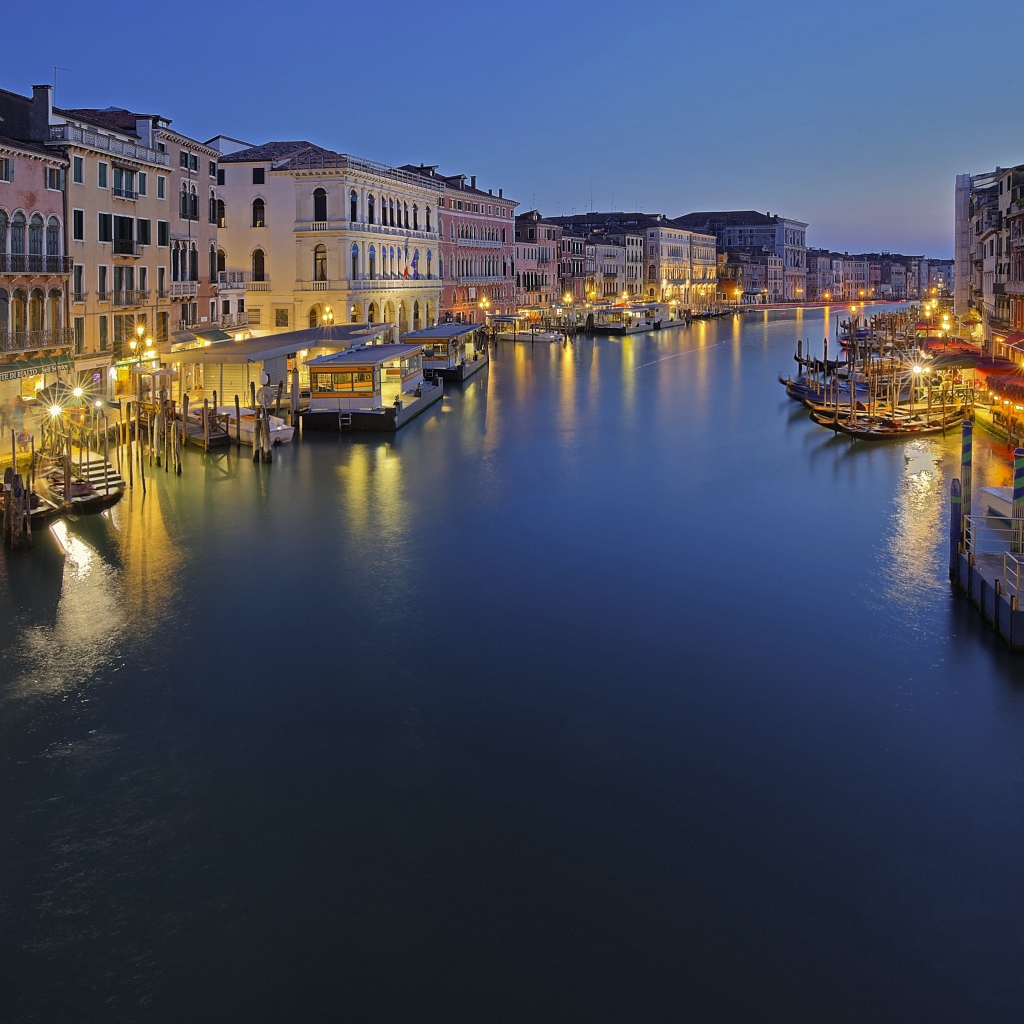 Дома на берегу канала вечером, Венеция, Италия