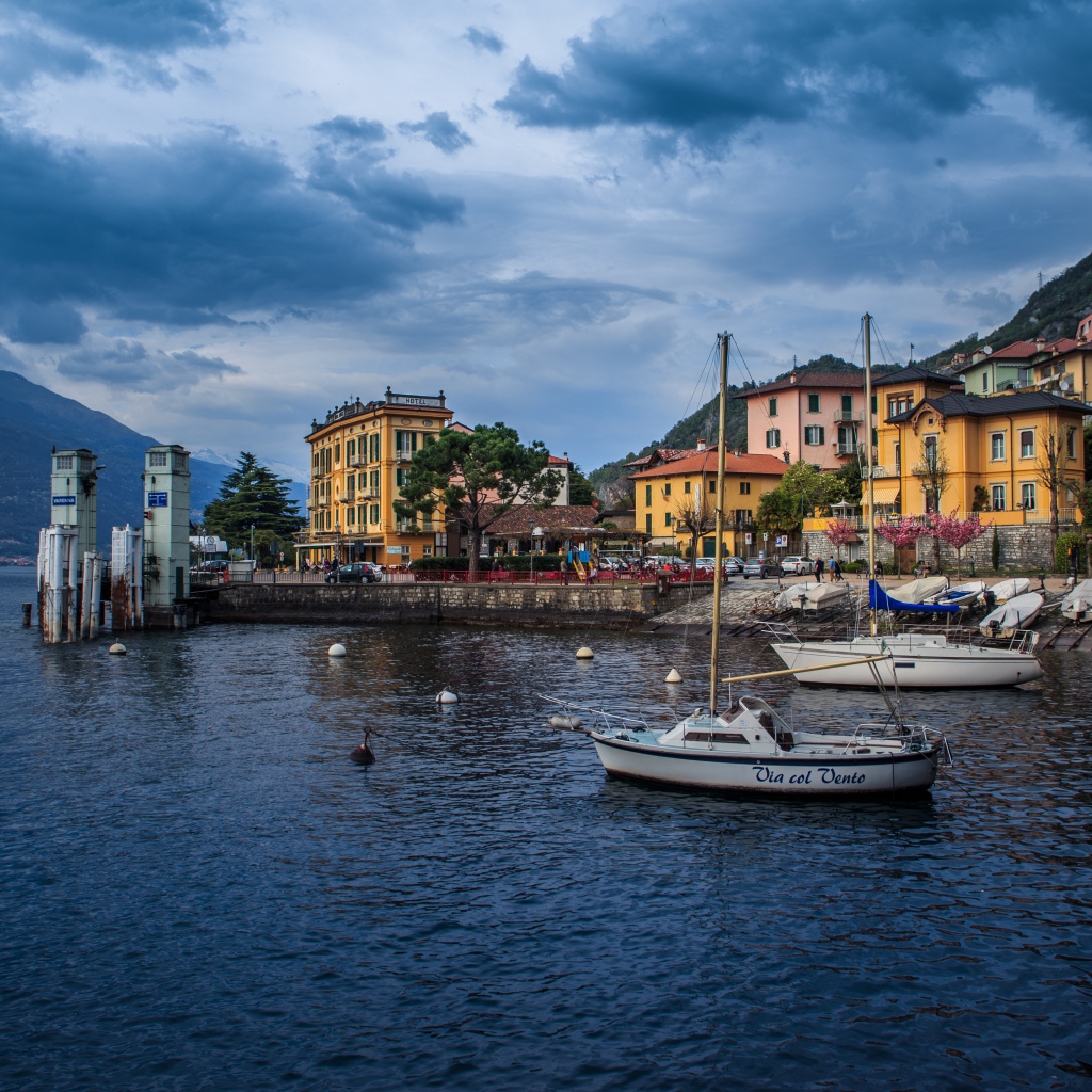 Вид на коммуну Варенна у моря, Италия