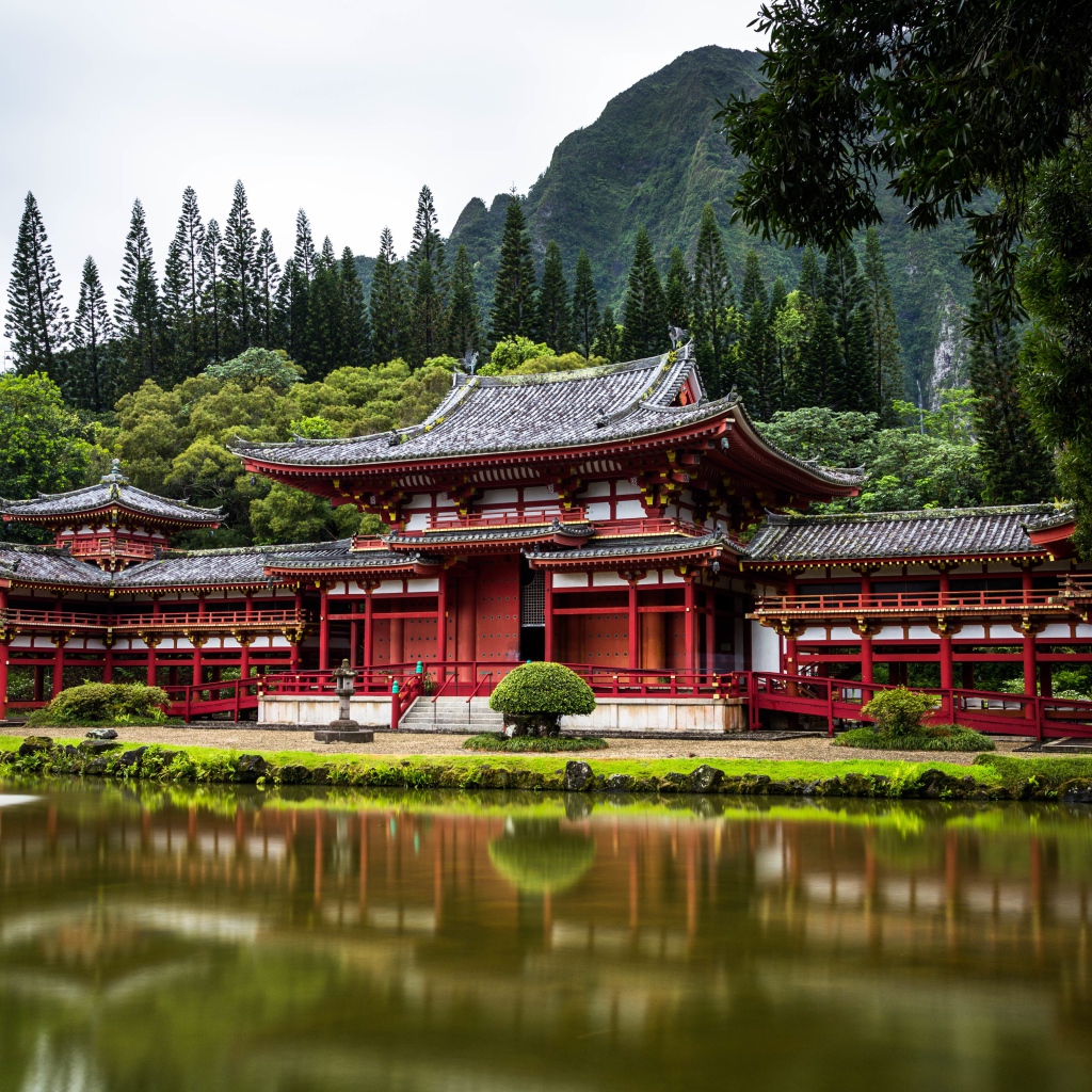 Красное здание храма у воды на фоне горы, Япония
