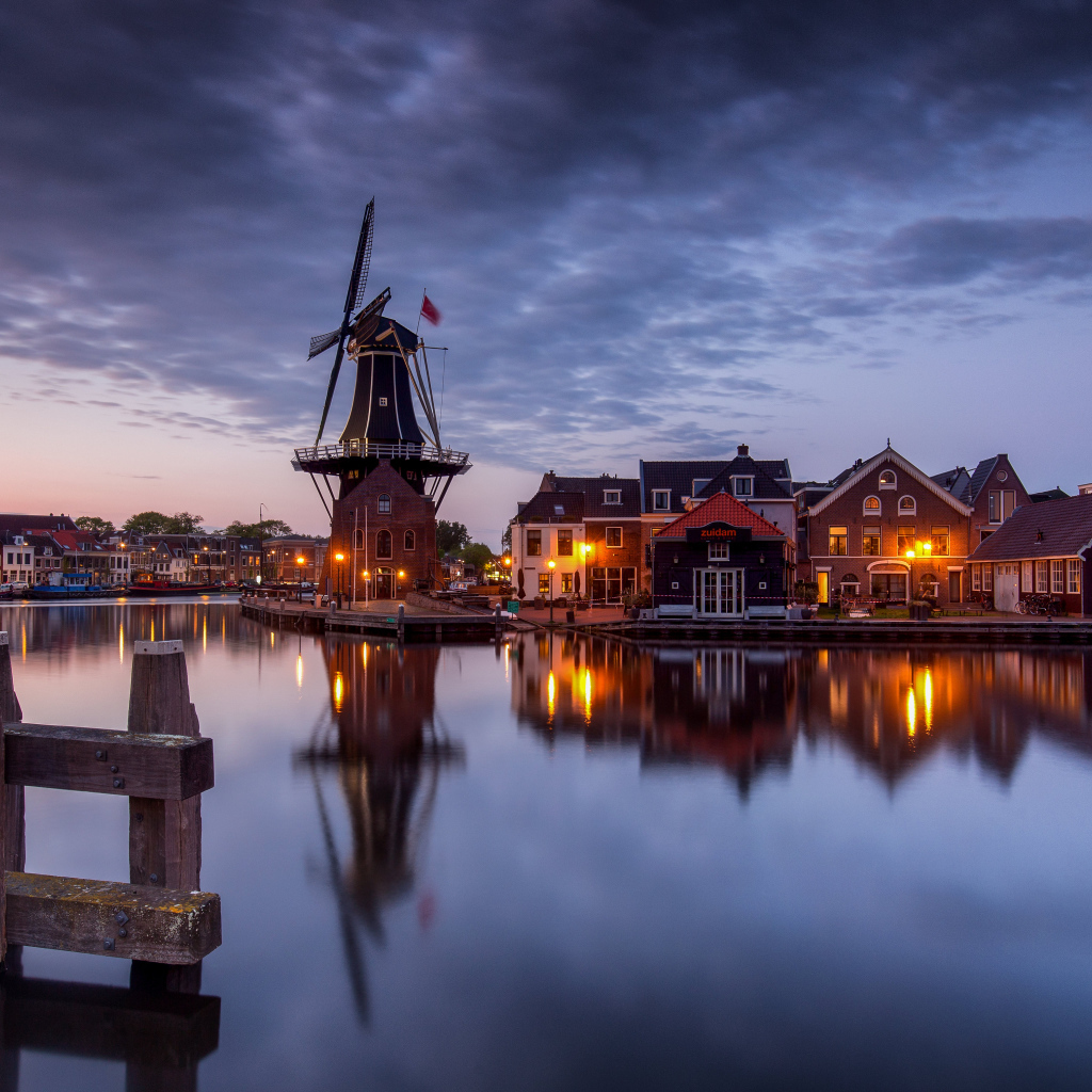 Красивый вечерний вид на город у реки, Нидерланды 