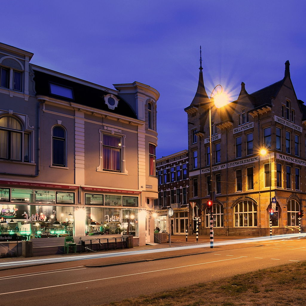 Дома на ночной улице в Нидерландах 