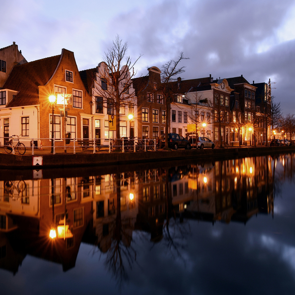 Дома на берегу канала вечером, Нидерланды 