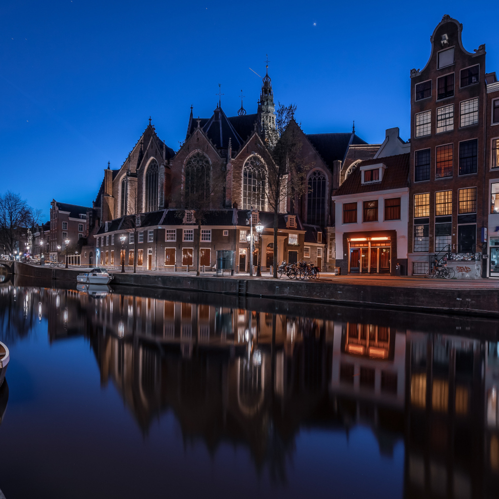 Дома отражаются в воде канала ночью, Нидерланды 