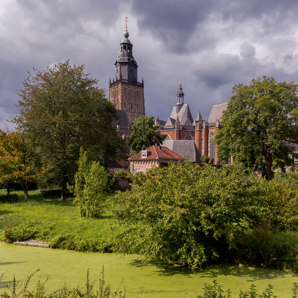 Большой старинный дом в парке, Нидерланды 