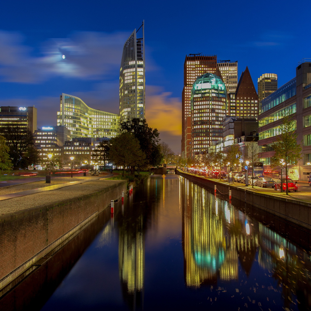 Ночные небоскребы отражаются в воде канала, Нидерланды 