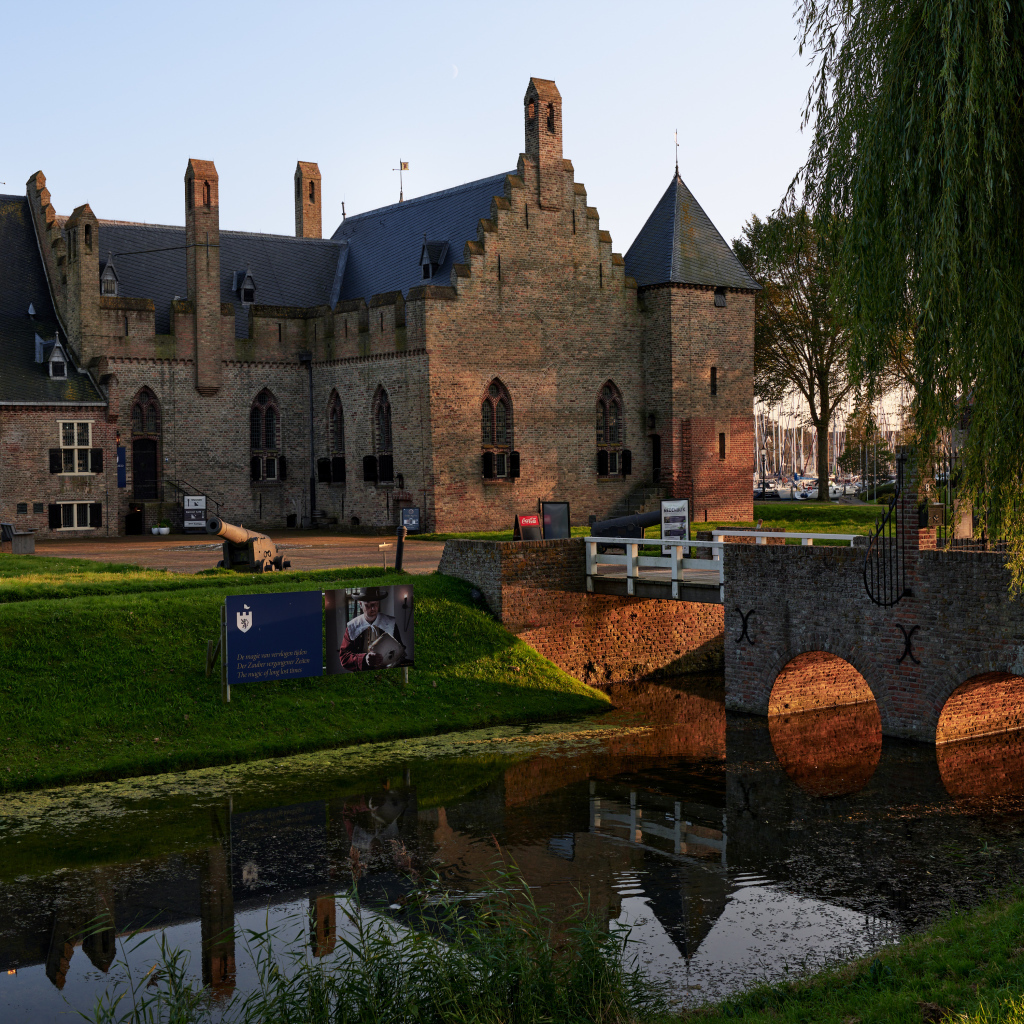 Старый замок Radboud  у реки, Нидерланды 