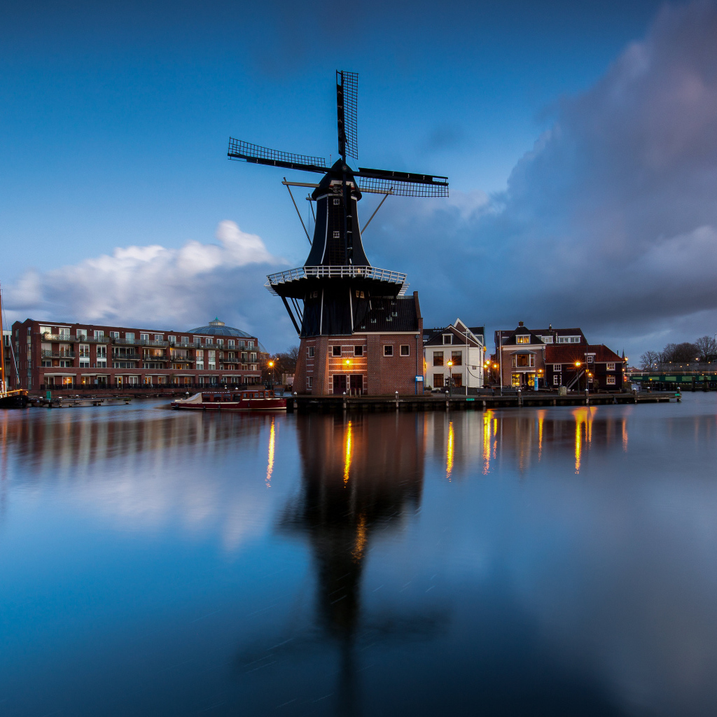 Старая мельница на берегу реки вечером, Нидерланды