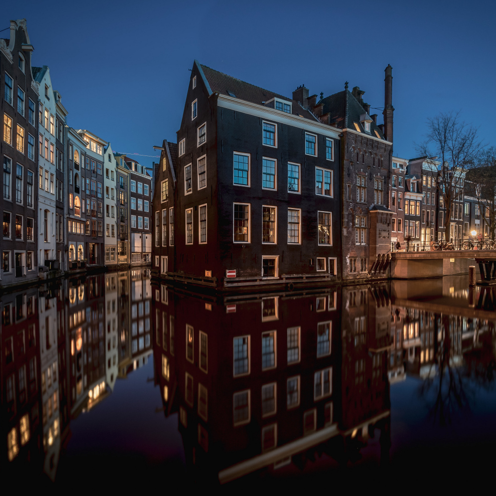 Высокие дома между каналов вечером, Амстердам. Нидерланды