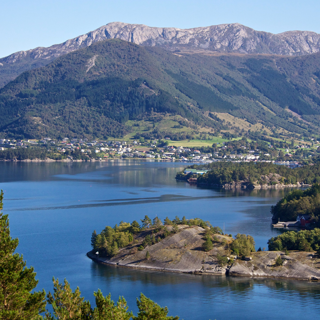 Вид на величественные горы и фьорд, Норвегия