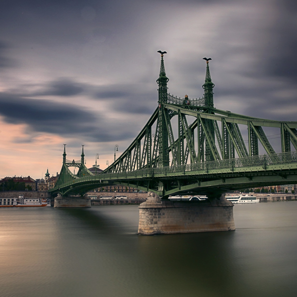 Красивый мост над рекой, Бухарест. Румыния 