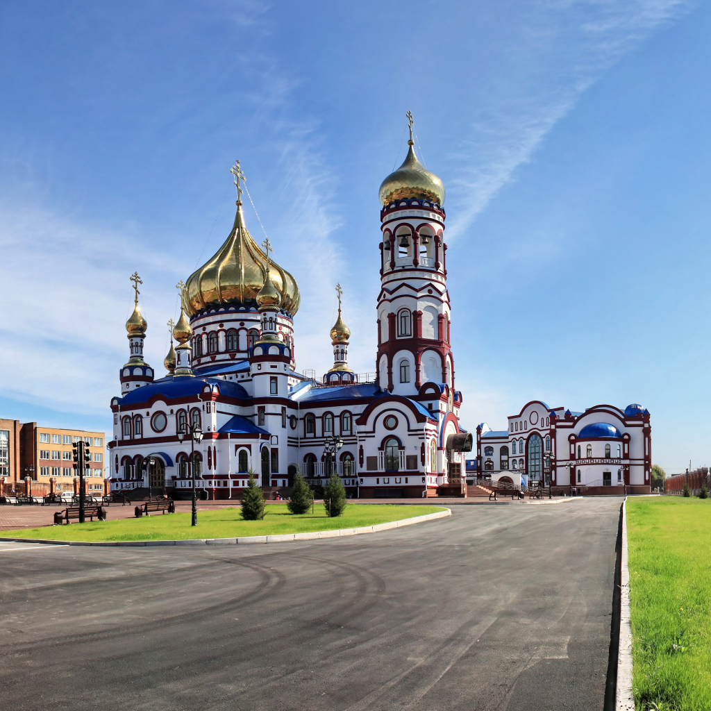 Красивый храм под голубым небом, Россия 