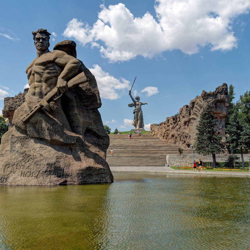 Монумент в парке на Мамаевом кургане, Россия 