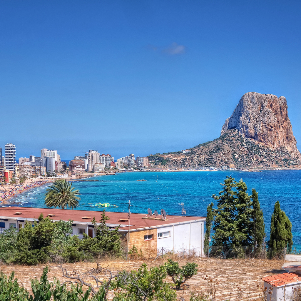 Дома на побережье Испании под голубым небом