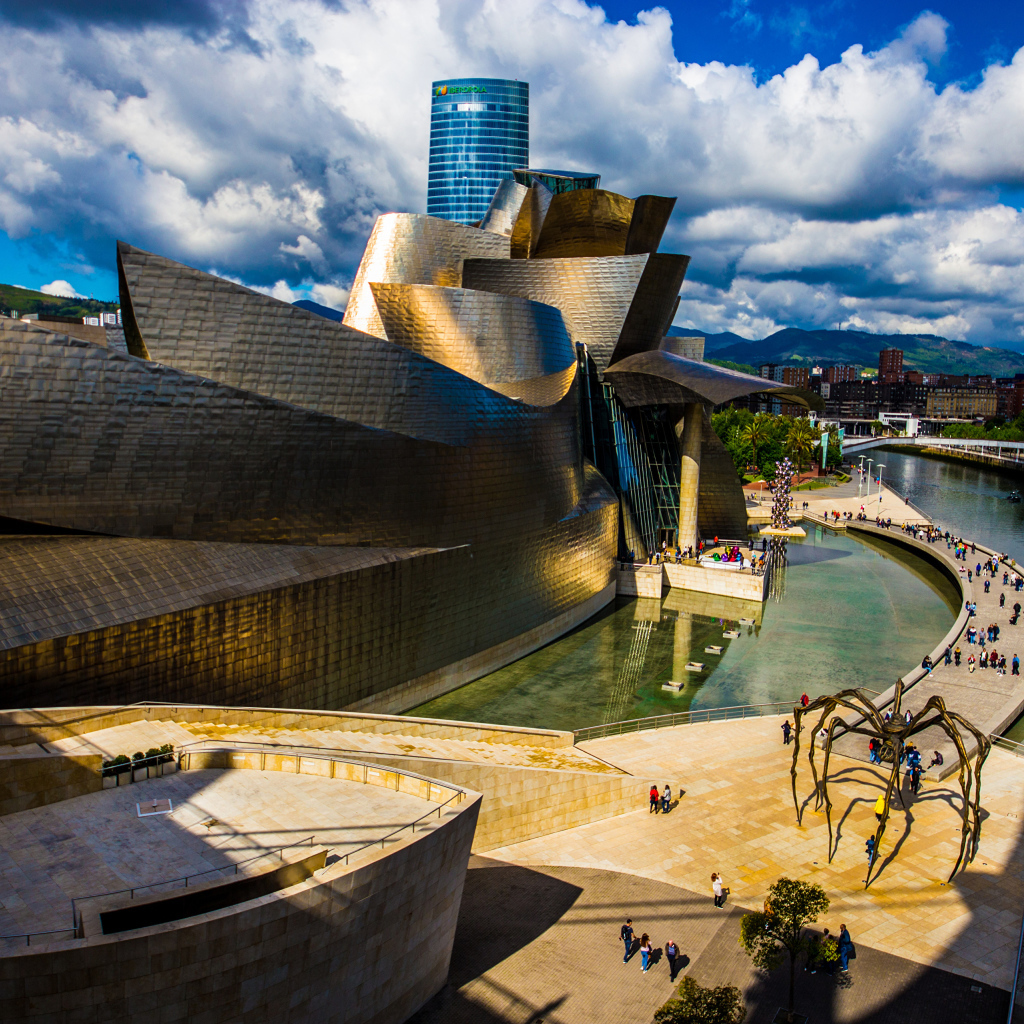 Необычное здание музея Гуггенхайма в Бильбао, Испания