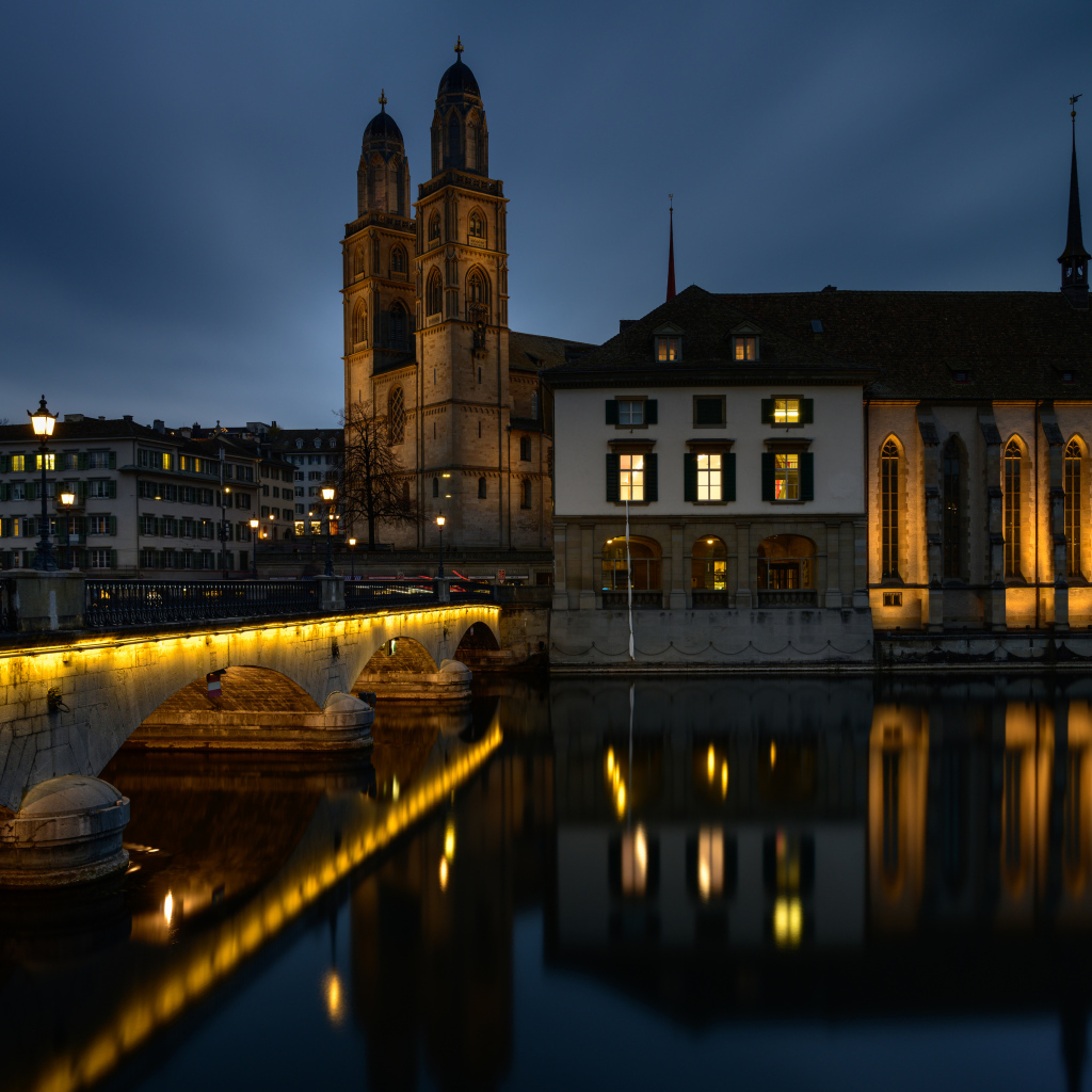 Большой дом у реки ночью, Цюрих, Швейцария 