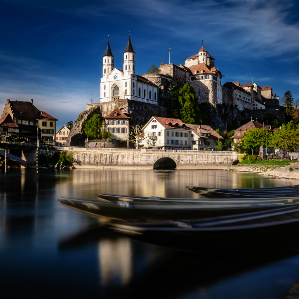 Церковь на берегу реки под голубым небом, Швейцария 