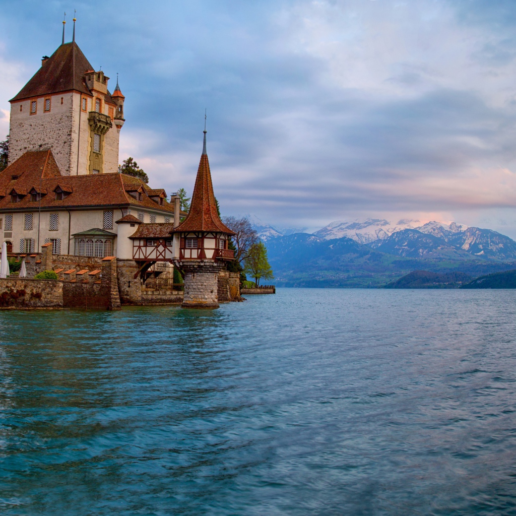Дом на берегу залива в горах, Швейцария 
