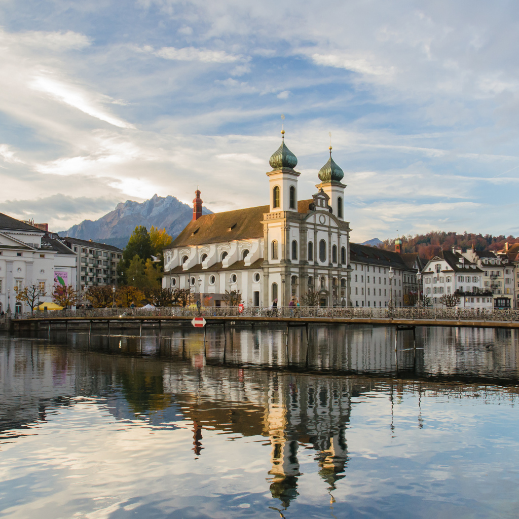 Старая церковь на берегу озера, Швейцария 