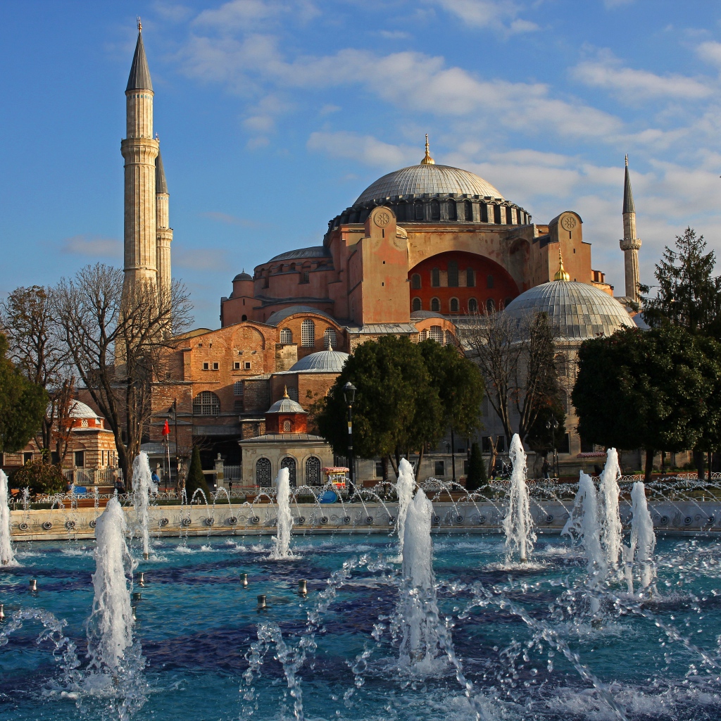 Фонтан у мечети в Стамбуле, Турция 