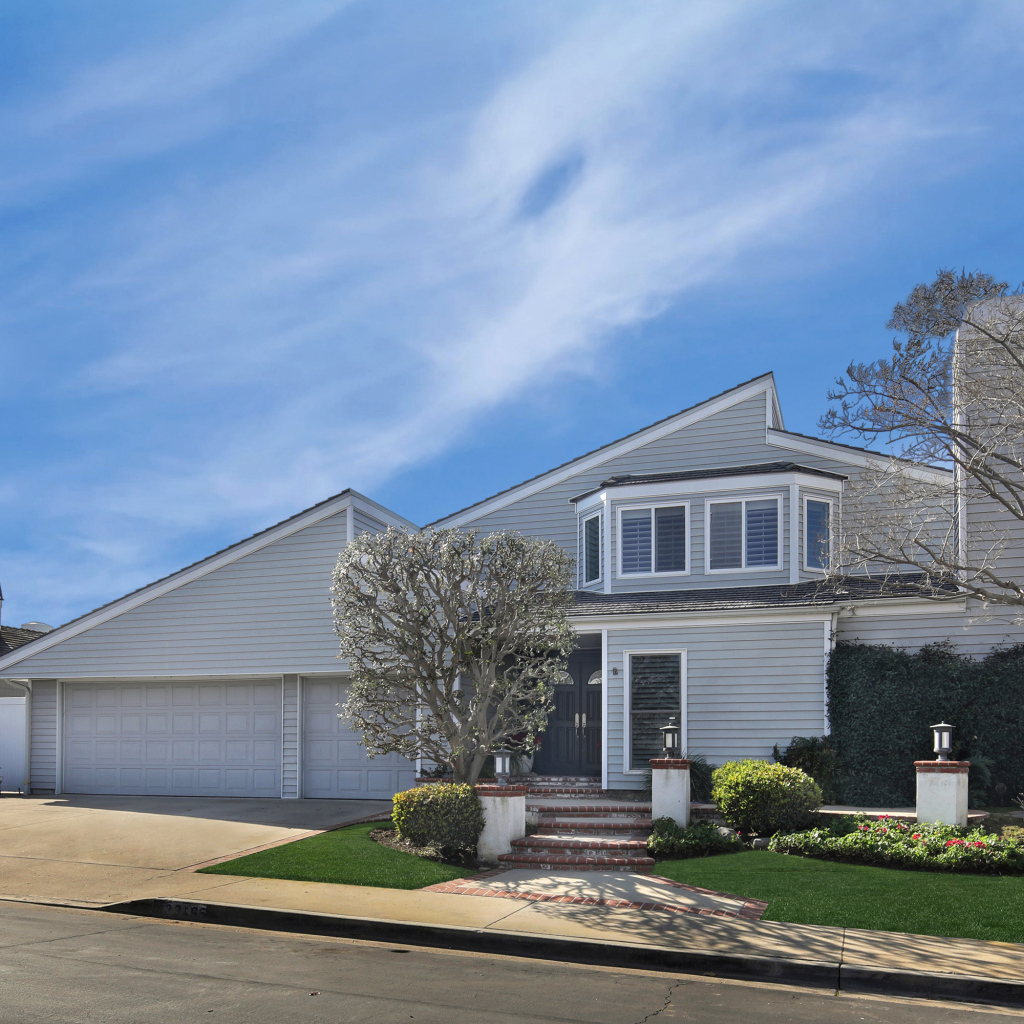 Красивый дом в Калифорнии под голубым небом, США