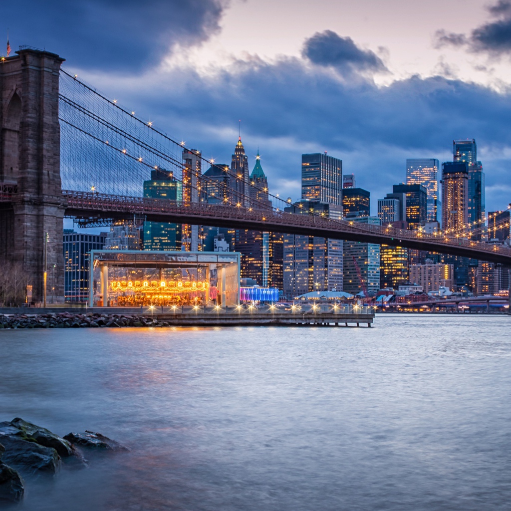 Бруклинский мост через реку на фоне ночного мегаполиса, США