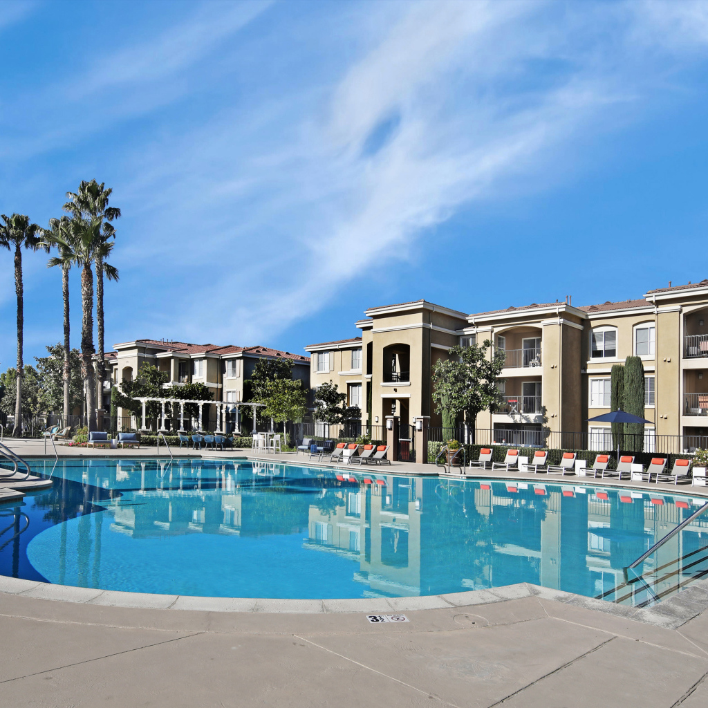 Большой бассейн в курортном отеле, США