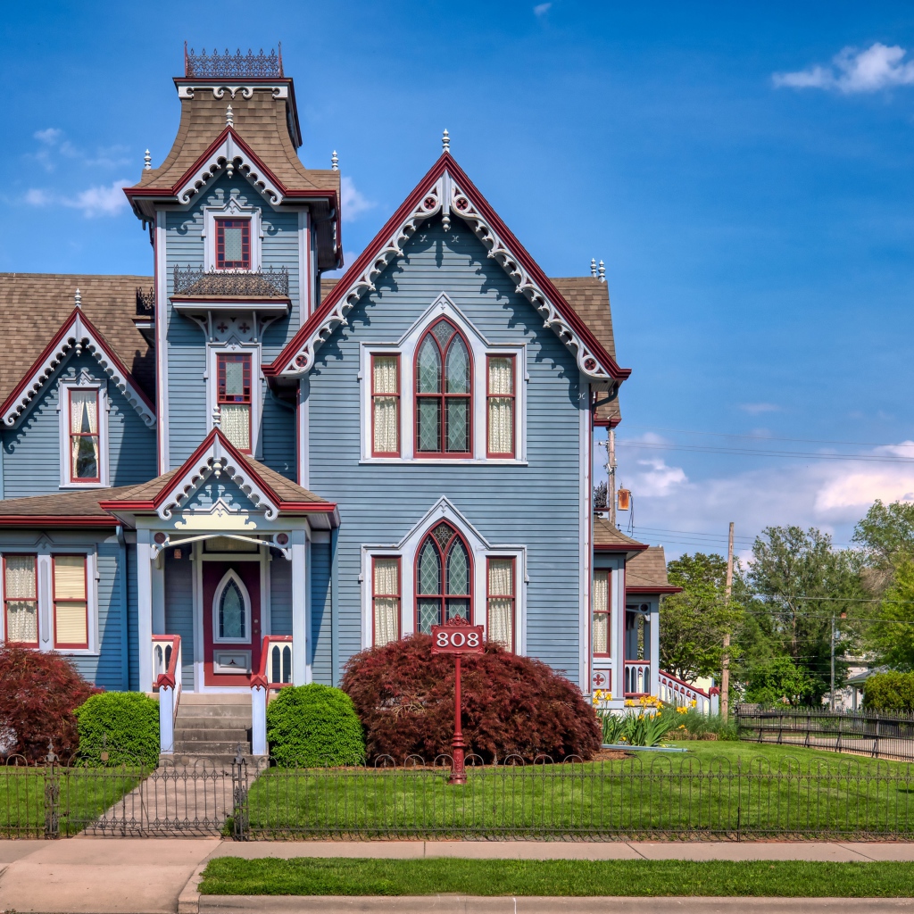 Большой двухэтажный дом на улице, США