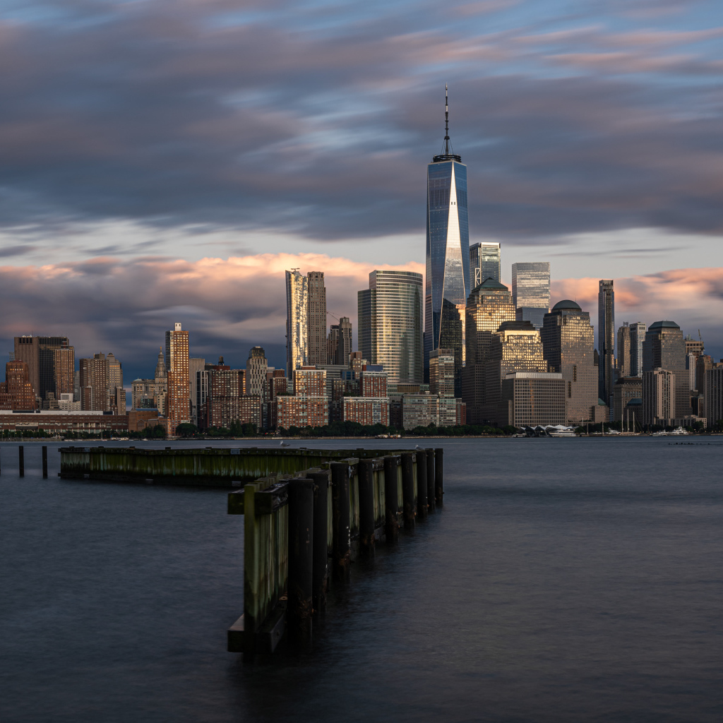 Небоскребы города Манхэттен у моря, США 
