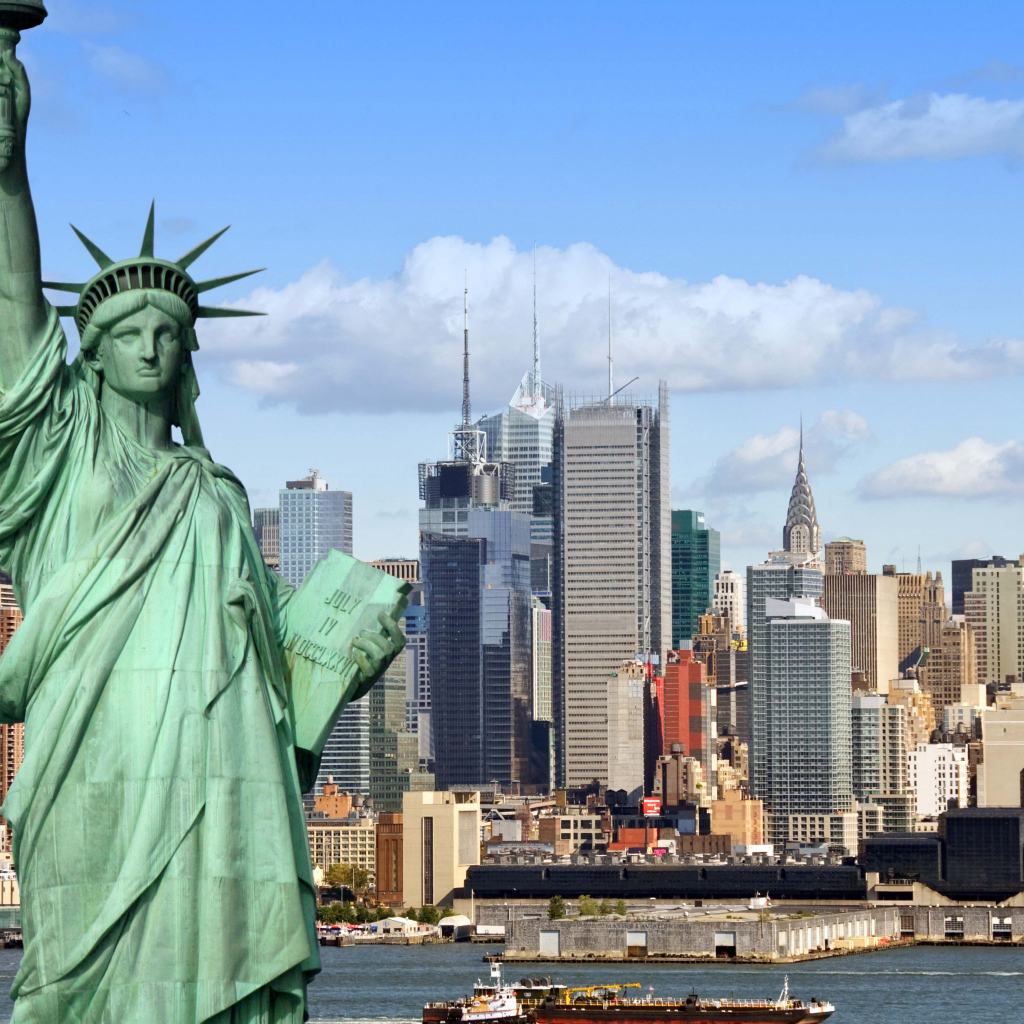 Статуя свободы на фоне небоскребов, США