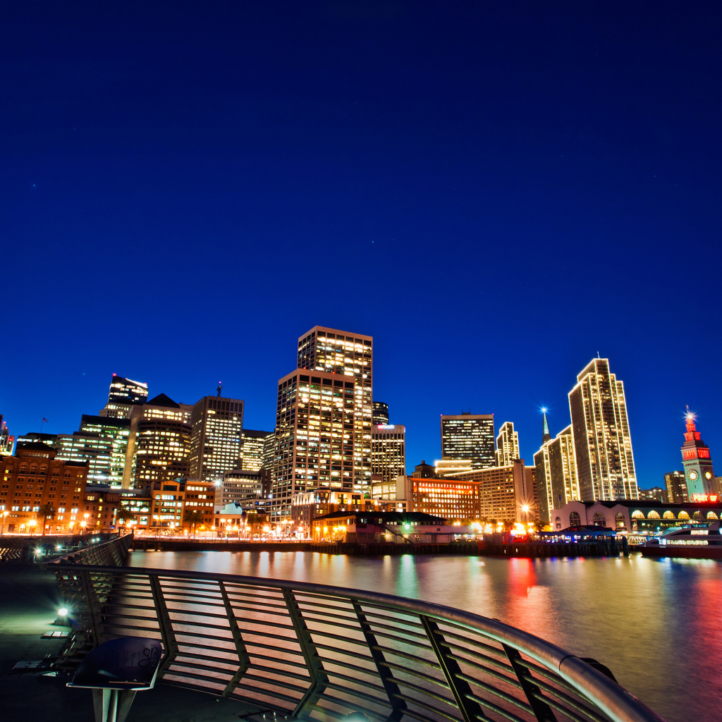 Красивый ночной город Сан-Франциско у воды