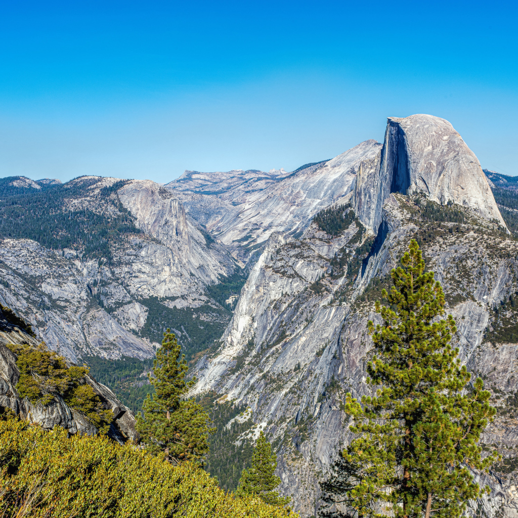 Вид на горный массив в национальном парке Йосемити, Калифорния. США