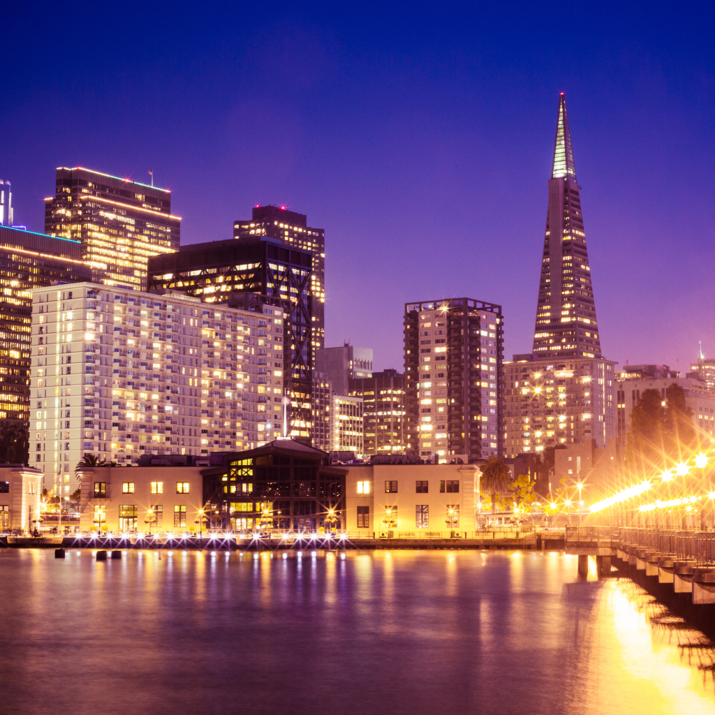 Вид на ночные небоскребы Сан Франциско, США