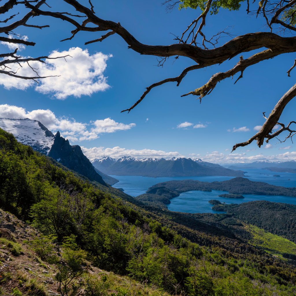 Красивый вид на горы и залив под голубым небом, Аргентина 