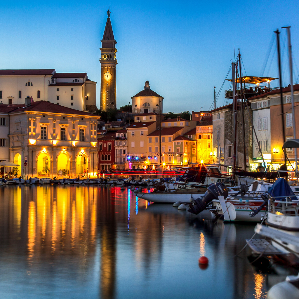 Дома на берегу реки ночью, Словения