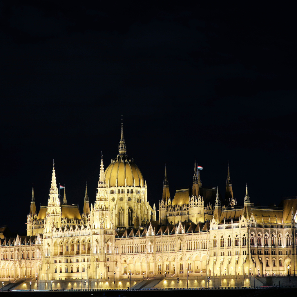 Здание венгерского парламента ночь на черном фоне