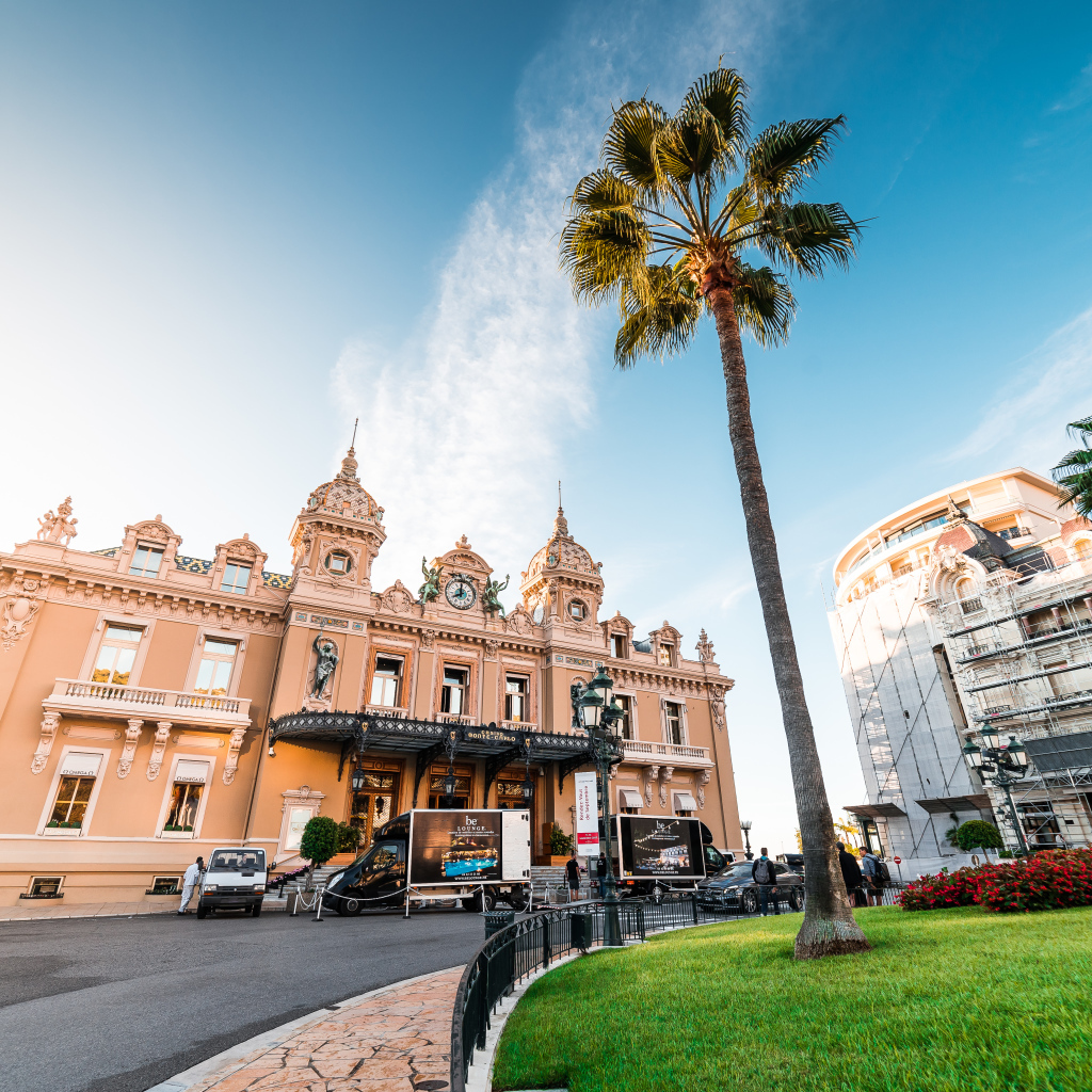 Центр города Монте Карло под голубым небом, Монако