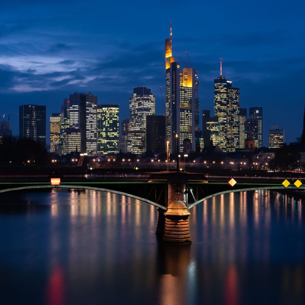 Небоскребы отражаются в воде ночью 