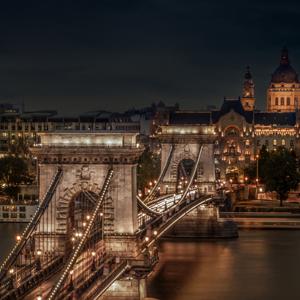 Цепной мост Сечени через реку Дунай вечером, Будапешт. Венгрия
