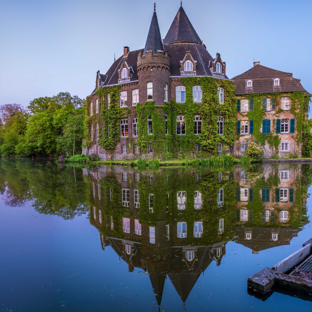 Старинный покрытый зеленью замок Линнеп отражается в воде