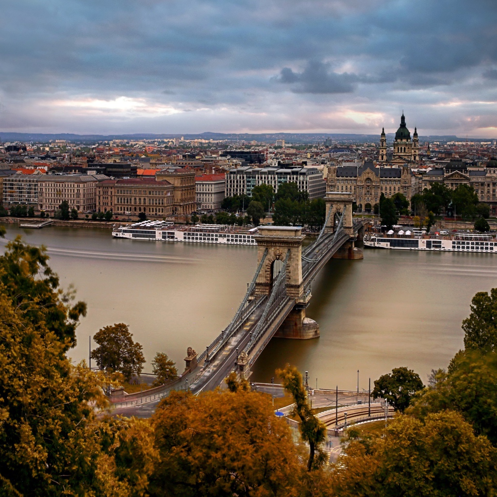 Вид на старый мост и город Будапешт, Венгрия 